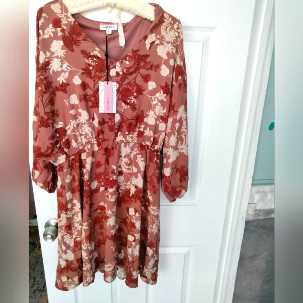 Andree by Unit floral red and cream v neck smocked waist dress NWT Large